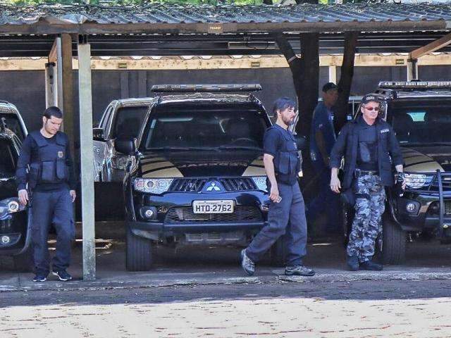 Equipes chegam &agrave; superintend&ecirc;ncia da PF com malotes e computador