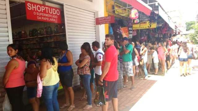 H&aacute;bito de deixar tudo para &uacute;ltima hora causa fila recorde em porta de livraria