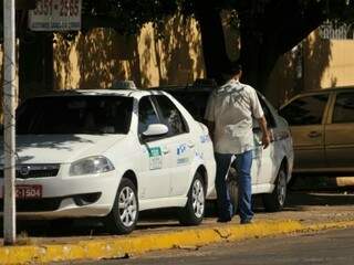 Ponto de taxi em Campo Grande na manhã de domingo: motoristas buscam alternativas ao sistema imposto pelos donos de alvará. (Foto: Alcides Neto)