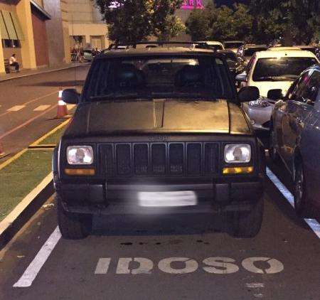 Ve&iacute;culo &eacute; estacionado sobre vaga de idosos em estacionamento de Shopping