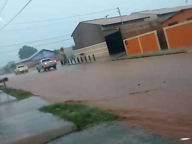 No Portal Caiob&aacute;, moradora mostra que Rua Cachoeira do Campo virou rio