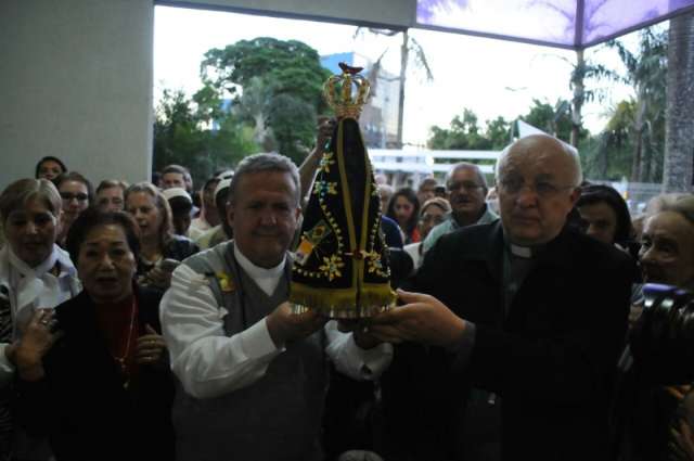 Emo&ccedil;&atilde;o marca chegada da imagem de Nossa Senhora Aparecida