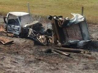 Camionete F.1000 ficou completamente destruída após capotar e pegar fogo, que chegou a atingir a vegetação. (Foto: A Gazeta News)