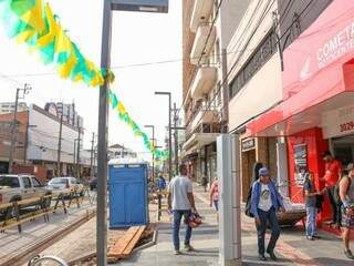 Nesse trecho da 14 d Julho, bandeirolas nas cores do Brasil foram colocadas. (Foto: Paulo Francis)