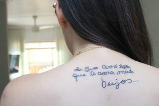 Tatuagem da carta que Ester escreveu para a neta (Foto: Marina Pacheco)
