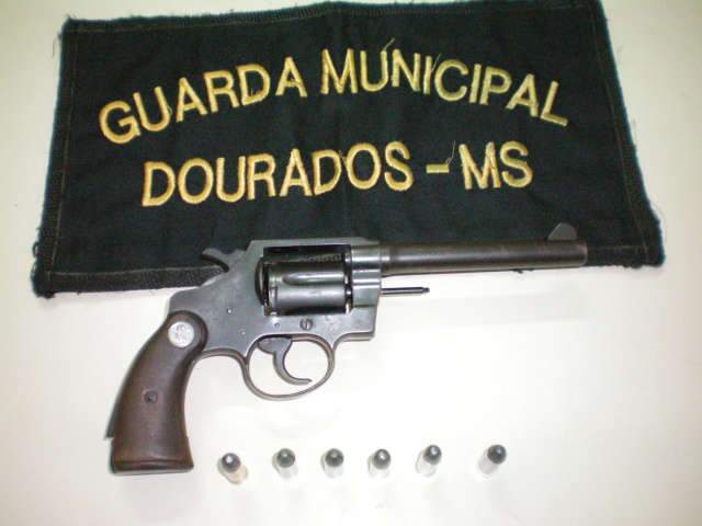  Guarda Municipal apreende jovem com rev&oacute;lver em frente &agrave; escola em Dourados