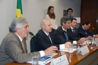 Na esquerda, o senador Delcídio, ao lado do ministro Guido Mantega (Foto: Divulgação)