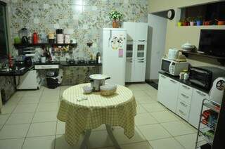 Espaçosa, cozinha é o ambiente preferido da dona da casa. (Foto: Alcides Neto)