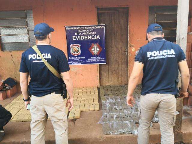 Brasileiros s&atilde;o flagrados com 208 quilos de maconha em resid&ecirc;ncia na fronteira