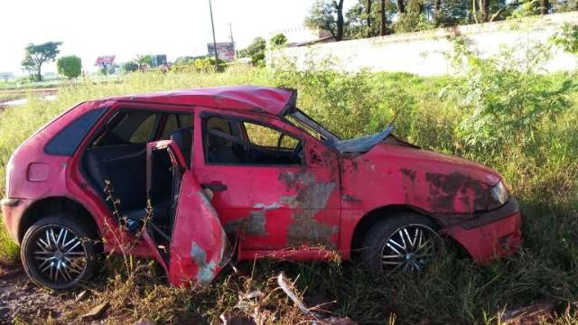 Homem embriagado capota carro e passageira fica em estado grave