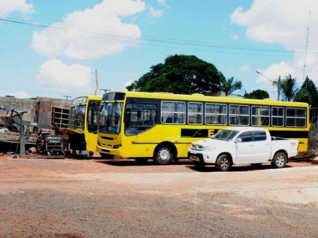 Micro-&ocirc;nibus &quot;anda sozinho&quot; e funcion&aacute;rio de oficina fica preso entre ve&iacute;culos 