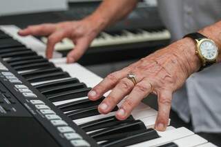 As mãos ágeis agora tocam o teclado. (Foto: Fernando Antunes)