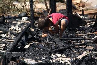 Mangueira usada para evitar reinício de chamas é fonte de água para crianças (Foto: Marcos Ermínio)