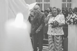 A emoção no altar e o sorriso da noiva  (Foto: Marcos Ermínio)