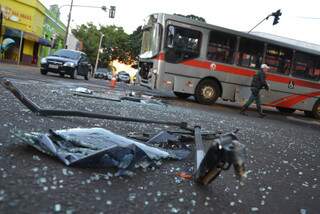 Destroços e estilhaços dos veículos ficaram no asfalto. (Foto: Simão Nogueira)