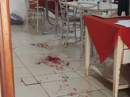 Homem atira para matar ex-mulher e acaba baleando dono de restaurante