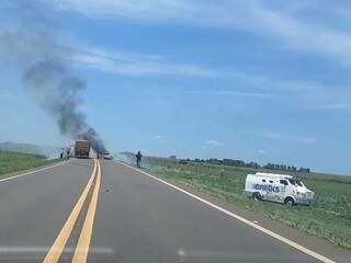 Carro-forte assaltado nesta manhã na MS-156, entre Amambai e Caarapó (Foto: Direto das Ruas)