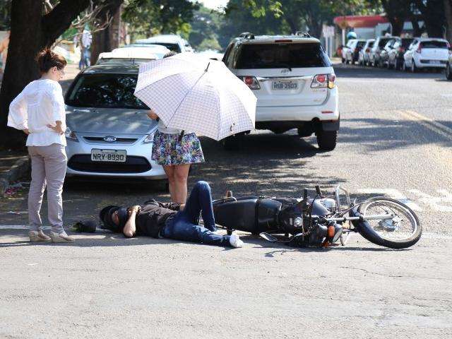 Entregador fica ferido ap&oacute;s ser atingido por carro em cruzamento 