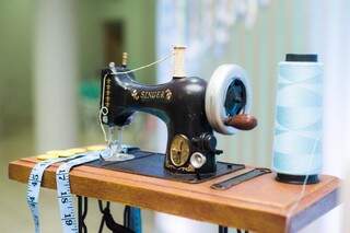 Máquina de costura fazia parte de uma decoração da Cinderela e ganhou nova função na festa de Luzia (Foto: Click Kids)