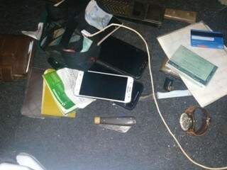 Polícia apreendeu celulares, documentos e dinheiro com suspeitos presos (Foto/Divulgação: Polícia Civil)