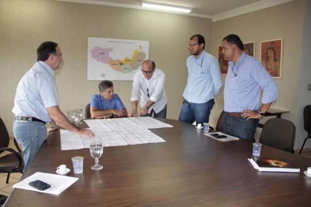 Prefeitura re&uacute;ne empreiteiros para tentar acelerar 136 obras iniciadas 