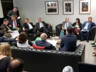 Governador Reinaldo reunido com a bancada dos deputados federais e senadores, em Brasília. (Foto: Clodoaldo Silva/Governo do Estado).