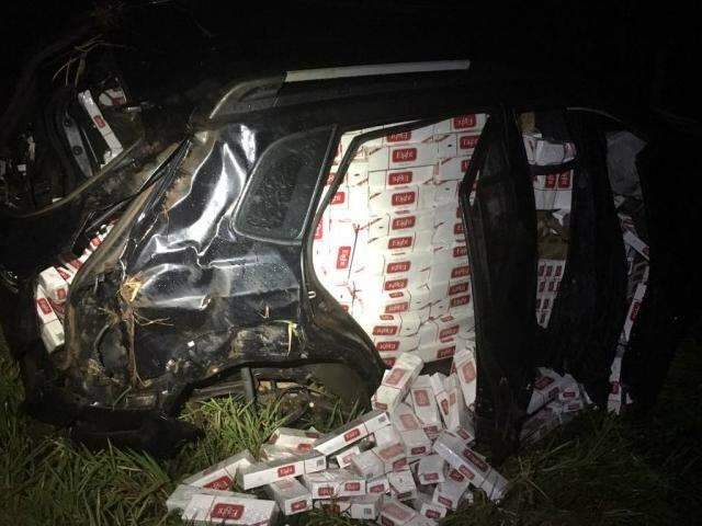 Tucson lotado de cigarro capota em persegui&ccedil;&atilde;o policial; motorista foge