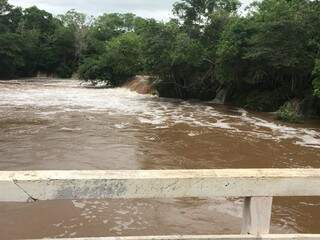Rio Formoso ontem, em foto registrada da ponte do Hermínio, em Bonito. (Foto: Lu Bigatão Rios).