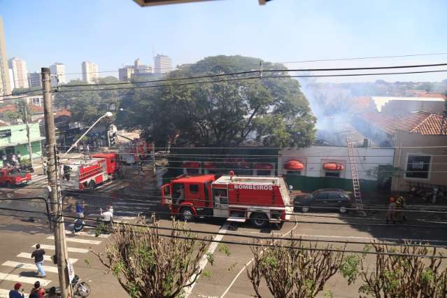 Fogo come&ccedil;ou na churrasqueira, atingiu teto e destruiu restaurante