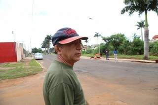 O tapeceiro Ubaldino Simões reclama do asfalto da Ernesto Geisel, próximo a Rua Ouro Preto. (Foto:Fernando Antunes)