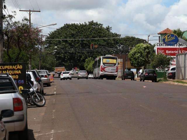 Visita de equipe da prefeitura anima comerciantes, que esperam asfalto novo