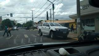 Leitor flagrou o veículo estacionado na contramão e em cima da faixa de pedestre. (Foto: Direto das Ruas)