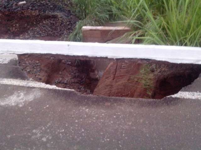 Chuva causa eros&atilde;o em rodovia e interdita uma pista da BR-267
