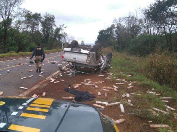 V&iacute;deo: em fuga, traficante capota caminhonete com 800 kg de maconha