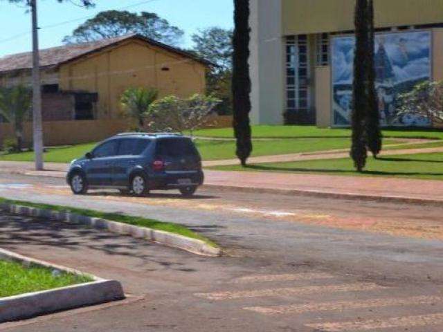 Condutores de tr&ecirc;s carros passam por cima de tapete de Corpus Christi 