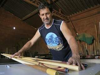A vocação para trabalhar com madeira, seu Onivercidio Pereira de Souza, de 58 anos, diz ter trazido de berço. (Foto: Gerson Walber)