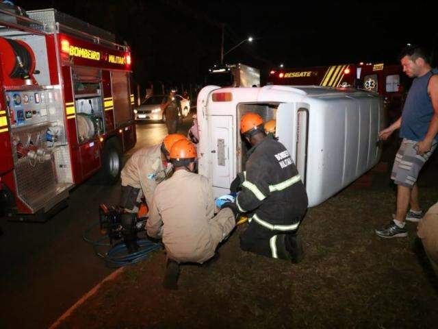 Kombi tomba com casal após ser atingida por Onix na Guaicurus