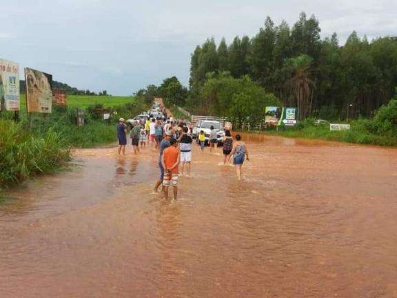 Chuva de 125 mil&iacute;metros em 2 horas alaga ruas e turistas ficam ilhados