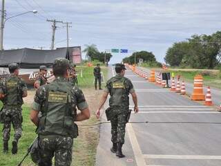 Militares intensificam fiscalização na entrada de Porto Murtinho (Foto: João Garrigó)
