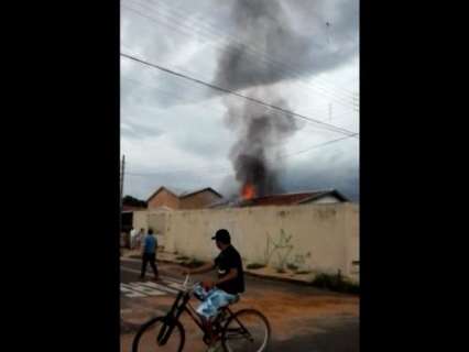 Moradores registram incêndio que destruiu dois cômodos de residência