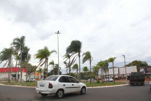 Avenida com 4 rotat&oacute;rias contabiliza acidentes e vira alvo de reclama&ccedil;&otilde;es
