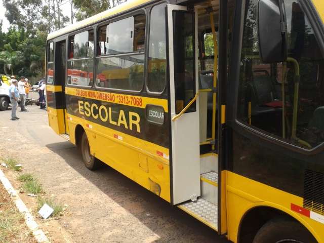 Acidente entre moto e &ocirc;nibus escolar deixa homem preso &agrave;s ferragens na Capital