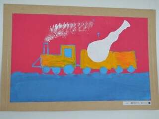 Rian pintou um trem carregando um violão no vagão pela estrada de ferro. (Foto: Alana Portela)