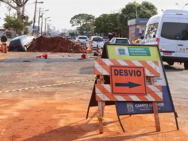 Carro fica preso em vala depois de motorista &quot;atropelar sinaliza&ccedil;&atilde;o&quot;