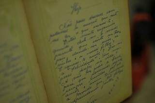 Caderno de recordações foi testemunha do amor de Mariana e Antanas de 1959 até 1974. (Fotos: Alcides Neto)