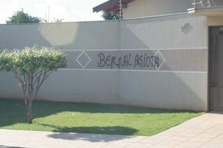 Muro pichado da atual residência do prefeito Alcides Bernal (Foto: Marcos Ermínio)