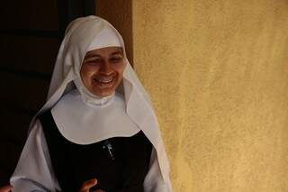 Sorridente, a irmã Elisabeth de 29 anos transmite a paz de espírito de quem escolheu a reclusão e renunciou a vida longe do mosteiro. (Fotos: Cleber Gellio)