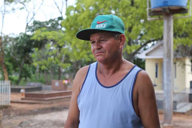 Cido cuida sozinho de cemit&eacute;rio no meio do nada onde filha foi sepultada