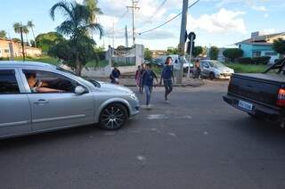 Motoristas freiam em cima de alunos, apesar de haver a faixa de pedestres. (Foto: Marcelo Calazans)