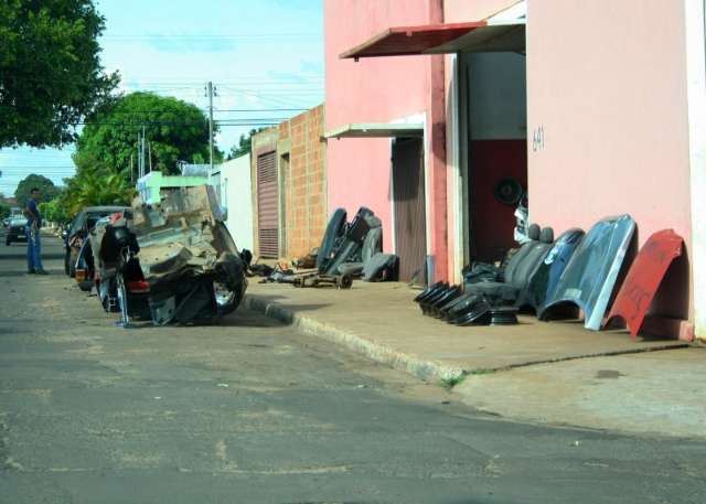Carca&ccedil;as de carros nas ruas ainda &eacute; problema no &quot;bairro de ferros-velho&quot; 